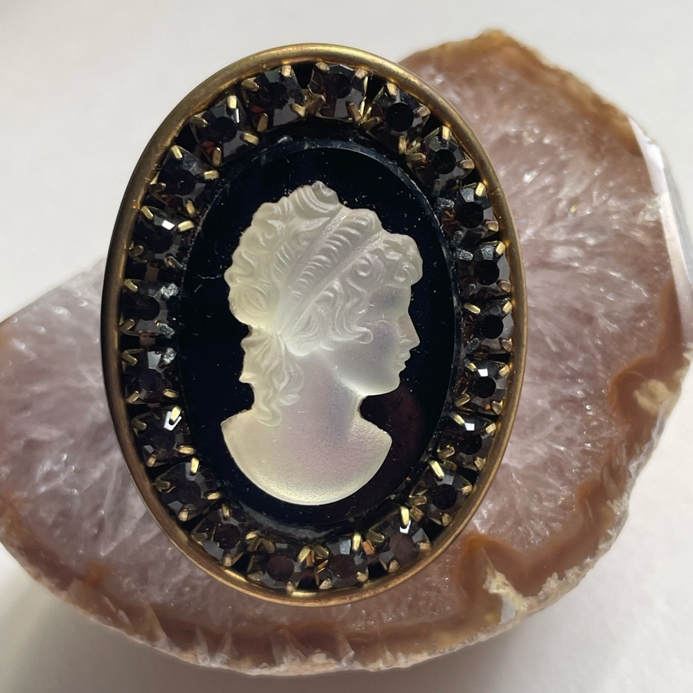 Black And White Statement Cameo Ring With Rhinestones - Picture 3 of 9